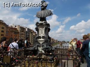 [P07] Pe Ponte Vechio, Florența. Bustul lui Benvenuto Cellini.  » foto by mihaelavoicu
 - 
<span class="allrVoted glyphicon glyphicon-heart hidden" id="av1056284"></span>
<a class="m-l-10 hidden" id="sv1056284" onclick="voting_Foto_DelVot(,1056284,1230)" role="button">șterge vot <span class="glyphicon glyphicon-remove"></span></a>
<a id="v91056284" class=" c-red"  onclick="voting_Foto_SetVot(1056284)" role="button"><span class="glyphicon glyphicon-heart-empty"></span> <b>LIKE</b> = Votează poza</a> <img class="hidden"  id="f1056284W9" src="/imagini/loader.gif" border="0" /><span class="AjErrMes hidden" id="e1056284ErM"></span>