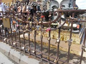 [P08] Pe Ponte Vechio, Florența. Încă nu sunt prea multe!  » foto by mihaelavoicu
 - 
<span class="allrVoted glyphicon glyphicon-heart hidden" id="av1056285"></span>
<a class="m-l-10 hidden" id="sv1056285" onclick="voting_Foto_DelVot(,1056285,1230)" role="button">șterge vot <span class="glyphicon glyphicon-remove"></span></a>
<a id="v91056285" class=" c-red"  onclick="voting_Foto_SetVot(1056285)" role="button"><span class="glyphicon glyphicon-heart-empty"></span> <b>LIKE</b> = Votează poza</a> <img class="hidden"  id="f1056285W9" src="/imagini/loader.gif" border="0" /><span class="AjErrMes hidden" id="e1056285ErM"></span>