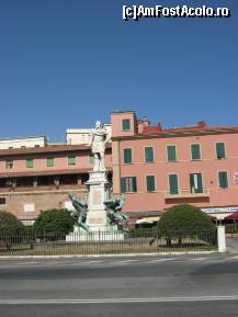 [P05] MONUMENTUL LUI FERDINAND CU CEI PATRU MAURI SI HOTELUL GRAN DUCA » foto by ile57b
 - 
<span class="allrVoted glyphicon glyphicon-heart hidden" id="av452813"></span>
<a class="m-l-10 hidden" id="sv452813" onclick="voting_Foto_DelVot(,452813,1231)" role="button">șterge vot <span class="glyphicon glyphicon-remove"></span></a>
<a id="v9452813" class=" c-red"  onclick="voting_Foto_SetVot(452813)" role="button"><span class="glyphicon glyphicon-heart-empty"></span> <b>LIKE</b> = Votează poza</a> <img class="hidden"  id="f452813W9" src="/imagini/loader.gif" border="0" /><span class="AjErrMes hidden" id="e452813ErM"></span>