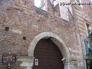 [P15] Casa lui Romeo din Verona » foto by vlado2
 - 
<span class="allrVoted glyphicon glyphicon-heart hidden" id="av549952"></span>
<a class="m-l-10 hidden" id="sv549952" onclick="voting_Foto_DelVot(,549952,1233)" role="button">șterge vot <span class="glyphicon glyphicon-remove"></span></a>
<a id="v9549952" class=" c-red"  onclick="voting_Foto_SetVot(549952)" role="button"><span class="glyphicon glyphicon-heart-empty"></span> <b>LIKE</b> = Votează poza</a> <img class="hidden"  id="f549952W9" src="/imagini/loader.gif" border="0" /><span class="AjErrMes hidden" id="e549952ErM"></span>