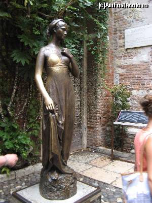 [P17] Statuia Julietei din curtea casei - Verona » foto by vlado2
 - 
<span class="allrVoted glyphicon glyphicon-heart hidden" id="av549954"></span>
<a class="m-l-10 hidden" id="sv549954" onclick="voting_Foto_DelVot(,549954,1233)" role="button">șterge vot <span class="glyphicon glyphicon-remove"></span></a>
<a id="v9549954" class=" c-red"  onclick="voting_Foto_SetVot(549954)" role="button"><span class="glyphicon glyphicon-heart-empty"></span> <b>LIKE</b> = Votează poza</a> <img class="hidden"  id="f549954W9" src="/imagini/loader.gif" border="0" /><span class="AjErrMes hidden" id="e549954ErM"></span>