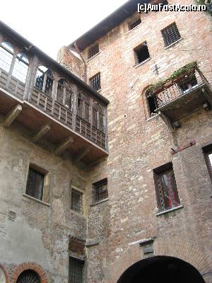 [P19] Casa Julietei din Verona » foto by vlado2
 - 
<span class="allrVoted glyphicon glyphicon-heart hidden" id="av549956"></span>
<a class="m-l-10 hidden" id="sv549956" onclick="voting_Foto_DelVot(,549956,1233)" role="button">șterge vot <span class="glyphicon glyphicon-remove"></span></a>
<a id="v9549956" class=" c-red"  onclick="voting_Foto_SetVot(549956)" role="button"><span class="glyphicon glyphicon-heart-empty"></span> <b>LIKE</b> = Votează poza</a> <img class="hidden"  id="f549956W9" src="/imagini/loader.gif" border="0" /><span class="AjErrMes hidden" id="e549956ErM"></span>