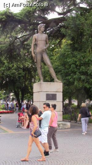 [P09] Piazza Bra. Monumentul partizanului („Ai caduti per liberte/Au cazut pentru libertate”).  » foto by ovidiuyepi
 - 
<span class="allrVoted glyphicon glyphicon-heart hidden" id="av1155285"></span>
<a class="m-l-10 hidden" id="sv1155285" onclick="voting_Foto_DelVot(,1155285,1233)" role="button">șterge vot <span class="glyphicon glyphicon-remove"></span></a>
<a id="v91155285" class=" c-red"  onclick="voting_Foto_SetVot(1155285)" role="button"><span class="glyphicon glyphicon-heart-empty"></span> <b>LIKE</b> = Votează poza</a> <img class="hidden"  id="f1155285W9" src="/imagini/loader.gif" border="0" /><span class="AjErrMes hidden" id="e1155285ErM"></span>