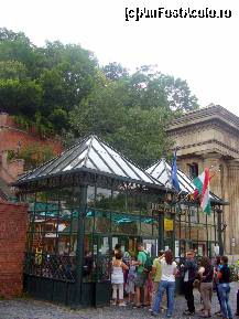 [P24] Budapesta, coada la casa de bilete pentru funicular in piata Adam Clark » foto by magdalena
 - 
<span class="allrVoted glyphicon glyphicon-heart hidden" id="av137280"></span>
<a class="m-l-10 hidden" id="sv137280" onclick="voting_Foto_DelVot(,137280,1275)" role="button">șterge vot <span class="glyphicon glyphicon-remove"></span></a>
<a id="v9137280" class=" c-red"  onclick="voting_Foto_SetVot(137280)" role="button"><span class="glyphicon glyphicon-heart-empty"></span> <b>LIKE</b> = Votează poza</a> <img class="hidden"  id="f137280W9" src="/imagini/loader.gif" border="0" /><span class="AjErrMes hidden" id="e137280ErM"></span>