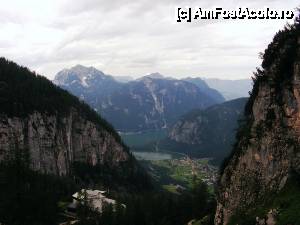 [P17] Hallstatt și clădirea telecabinei - vedere de la ieșirea din Peștera de Gheață » foto by makuy*
 - 
<span class="allrVoted glyphicon glyphicon-heart hidden" id="av435115"></span>
<a class="m-l-10 hidden" id="sv435115" onclick="voting_Foto_DelVot(,435115,1383)" role="button">șterge vot <span class="glyphicon glyphicon-remove"></span></a>
<a id="v9435115" class=" c-red"  onclick="voting_Foto_SetVot(435115)" role="button"><span class="glyphicon glyphicon-heart-empty"></span> <b>LIKE</b> = Votează poza</a> <img class="hidden"  id="f435115W9" src="/imagini/loader.gif" border="0" /><span class="AjErrMes hidden" id="e435115ErM"></span>