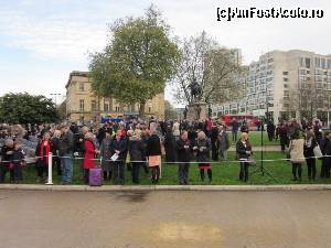 [P02] La Wellington Arch. În așteptarea începerii paradei.  » foto by sophie_p
 - 
<span class="allrVoted glyphicon glyphicon-heart hidden" id="av584504"></span>
<a class="m-l-10 hidden" id="sv584504" onclick="voting_Foto_DelVot(,584504,1570)" role="button">șterge vot <span class="glyphicon glyphicon-remove"></span></a>
<a id="v9584504" class=" c-red"  onclick="voting_Foto_SetVot(584504)" role="button"><span class="glyphicon glyphicon-heart-empty"></span> <b>LIKE</b> = Votează poza</a> <img class="hidden"  id="f584504W9" src="/imagini/loader.gif" border="0" /><span class="AjErrMes hidden" id="e584504ErM"></span>