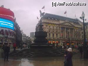 [P18] Fântâna cu zeul carităţii, Anteros din rotonda Picadilly Circus. Londra, Anglia. » foto by traian.leuca †
 - 
<span class="allrVoted glyphicon glyphicon-heart hidden" id="av413434"></span>
<a class="m-l-10 hidden" id="sv413434" onclick="voting_Foto_DelVot(,413434,1570)" role="button">șterge vot <span class="glyphicon glyphicon-remove"></span></a>
<a id="v9413434" class=" c-red"  onclick="voting_Foto_SetVot(413434)" role="button"><span class="glyphicon glyphicon-heart-empty"></span> <b>LIKE</b> = Votează poza</a> <img class="hidden"  id="f413434W9" src="/imagini/loader.gif" border="0" /><span class="AjErrMes hidden" id="e413434ErM"></span>