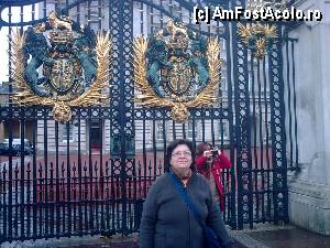 [P06] În faţa porţii principale de intrare la Palatul Bucghingham. Londra, Anglia.  » foto by traian.leuca †
 - 
<span class="allrVoted glyphicon glyphicon-heart hidden" id="av413422"></span>
<a class="m-l-10 hidden" id="sv413422" onclick="voting_Foto_DelVot(,413422,1570)" role="button">șterge vot <span class="glyphicon glyphicon-remove"></span></a>
<a id="v9413422" class=" c-red"  onclick="voting_Foto_SetVot(413422)" role="button"><span class="glyphicon glyphicon-heart-empty"></span> <b>LIKE</b> = Votează poza</a> <img class="hidden"  id="f413422W9" src="/imagini/loader.gif" border="0" /><span class="AjErrMes hidden" id="e413422ErM"></span>