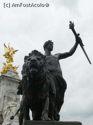 [P12] statuile de langa Buckingham Palace (in spate memorialul Queen Victoria)  » foto by Silvia30*
 - 
<span class="allrVoted glyphicon glyphicon-heart hidden" id="av731402"></span>
<a class="m-l-10 hidden" id="sv731402" onclick="voting_Foto_DelVot(,731402,1570)" role="button">șterge vot <span class="glyphicon glyphicon-remove"></span></a>
<a id="v9731402" class=" c-red"  onclick="voting_Foto_SetVot(731402)" role="button"><span class="glyphicon glyphicon-heart-empty"></span> <b>LIKE</b> = Votează poza</a> <img class="hidden"  id="f731402W9" src="/imagini/loader.gif" border="0" /><span class="AjErrMes hidden" id="e731402ErM"></span>