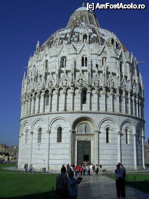 [P18] Pisa - Baptisteriul, intrarea principală. Pe aceasta parte (spre est) acoperişul este din plăci de plumb. » foto by iulianic
 - 
<span class="allrVoted glyphicon glyphicon-heart hidden" id="av399996"></span>
<a class="m-l-10 hidden" id="sv399996" onclick="voting_Foto_DelVot(,399996,1574)" role="button">șterge vot <span class="glyphicon glyphicon-remove"></span></a>
<a id="v9399996" class=" c-red"  onclick="voting_Foto_SetVot(399996)" role="button"><span class="glyphicon glyphicon-heart-empty"></span> <b>LIKE</b> = Votează poza</a> <img class="hidden"  id="f399996W9" src="/imagini/loader.gif" border="0" /><span class="AjErrMes hidden" id="e399996ErM"></span>