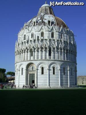 [P19] Pisa - Baptisteriul, intrarea principală. Aici se poate observa că acoperişul, în partea opusă, este din ţiglă. » foto by iulianic
 - 
<span class="allrVoted glyphicon glyphicon-heart hidden" id="av399997"></span>
<a class="m-l-10 hidden" id="sv399997" onclick="voting_Foto_DelVot(,399997,1574)" role="button">șterge vot <span class="glyphicon glyphicon-remove"></span></a>
<a id="v9399997" class=" c-red"  onclick="voting_Foto_SetVot(399997)" role="button"><span class="glyphicon glyphicon-heart-empty"></span> <b>LIKE</b> = Votează poza</a> <img class="hidden"  id="f399997W9" src="/imagini/loader.gif" border="0" /><span class="AjErrMes hidden" id="e399997ErM"></span>