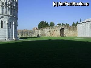 [P22] Pisa - Campo dei Miracoli, zidurile vechiului oraş.  » foto by iulianic
 - 
<span class="allrVoted glyphicon glyphicon-heart hidden" id="av400000"></span>
<a class="m-l-10 hidden" id="sv400000" onclick="voting_Foto_DelVot(,400000,1574)" role="button">șterge vot <span class="glyphicon glyphicon-remove"></span></a>
<a id="v9400000" class=" c-red"  onclick="voting_Foto_SetVot(400000)" role="button"><span class="glyphicon glyphicon-heart-empty"></span> <b>LIKE</b> = Votează poza</a> <img class="hidden"  id="f400000W9" src="/imagini/loader.gif" border="0" /><span class="AjErrMes hidden" id="e400000ErM"></span>