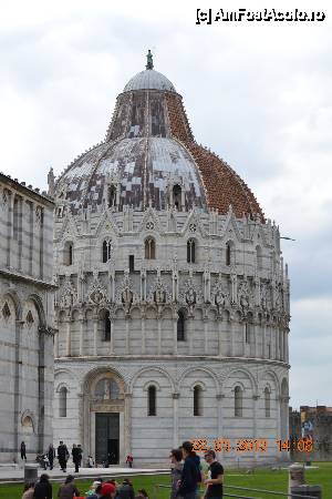 [P19] Campo dei Miracoli, baptisteriul, impunator char daca punctul principal de atactie este Turnul.  » foto by Visan125
 - 
<span class="allrVoted glyphicon glyphicon-heart hidden" id="av410217"></span>
<a class="m-l-10 hidden" id="sv410217" onclick="voting_Foto_DelVot(,410217,1574)" role="button">șterge vot <span class="glyphicon glyphicon-remove"></span></a>
<a id="v9410217" class=" c-red"  onclick="voting_Foto_SetVot(410217)" role="button"><span class="glyphicon glyphicon-heart-empty"></span> <b>LIKE</b> = Votează poza</a> <img class="hidden"  id="f410217W9" src="/imagini/loader.gif" border="0" /><span class="AjErrMes hidden" id="e410217ErM"></span>