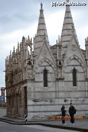 [P24] Biserica Santa Maria della Spina. O bisericuta cocheta pe malul stang al Arno-ului, in apropierea podului Solferino. Este o bijuterie a arhitecturii gotice din Pisa, datand din 1323.  » foto by Visan125
 - 
<span class="allrVoted glyphicon glyphicon-heart hidden" id="av410222"></span>
<a class="m-l-10 hidden" id="sv410222" onclick="voting_Foto_DelVot(,410222,1574)" role="button">șterge vot <span class="glyphicon glyphicon-remove"></span></a>
<a id="v9410222" class=" c-red"  onclick="voting_Foto_SetVot(410222)" role="button"><span class="glyphicon glyphicon-heart-empty"></span> <b>LIKE</b> = Votează poza</a> <img class="hidden"  id="f410222W9" src="/imagini/loader.gif" border="0" /><span class="AjErrMes hidden" id="e410222ErM"></span>