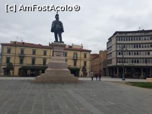 [P03] Piața Vittorio Emanuele II - foarte aproape de gară. Printre cele două clădiri din spate începe Corso Italia, cea mai importantă arteră a Pisei.  » foto by Aurici
 - 
<span class="allrVoted glyphicon glyphicon-heart hidden" id="av978960"></span>
<a class="m-l-10 hidden" id="sv978960" onclick="voting_Foto_DelVot(,978960,1574)" role="button">șterge vot <span class="glyphicon glyphicon-remove"></span></a>
<a id="v9978960" class=" c-red"  onclick="voting_Foto_SetVot(978960)" role="button"><span class="glyphicon glyphicon-heart-empty"></span> <b>LIKE</b> = Votează poza</a> <img class="hidden"  id="f978960W9" src="/imagini/loader.gif" border="0" /><span class="AjErrMes hidden" id="e978960ErM"></span>