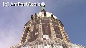 [P40] Alpinisti industriali revopsesc Cupola Baptisteriului supravegheati si protejati de statuia Sfantului Ioan Botezatorul.  » foto by ovidiuyepi
 - 
<span class="allrVoted glyphicon glyphicon-heart hidden" id="av1153111"></span>
<a class="m-l-10 hidden" id="sv1153111" onclick="voting_Foto_DelVot(,1153111,1574)" role="button">șterge vot <span class="glyphicon glyphicon-remove"></span></a>
<a id="v91153111" class=" c-red"  onclick="voting_Foto_SetVot(1153111)" role="button"><span class="glyphicon glyphicon-heart-empty"></span> <b>LIKE</b> = Votează poza</a> <img class="hidden"  id="f1153111W9" src="/imagini/loader.gif" border="0" /><span class="AjErrMes hidden" id="e1153111ErM"></span>