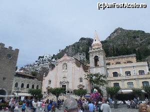 P10 [APR-2015] Piata centrala, in stanga turnul cu ceas, loc de intalnire si reper al turistilor. 