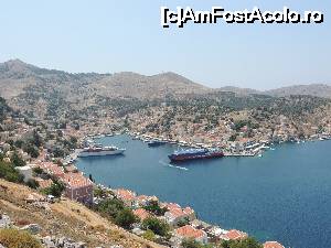 P05 [JUL-2015] Golful este atat de ingust, doua ferry abia au loc in el. 
Vedere de pe strada spre Panormitis