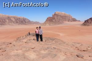 P16 [NOV-2017] Wadi Rum, Sus pe stânca de lângă duna roșie pe care ne-am urcat, ce fundal!! 