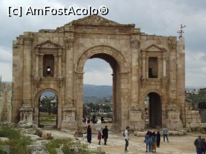 [P07] Arcul lui Hadrian, Jerash » foto by irinad
 - 
<span class="allrVoted glyphicon glyphicon-heart hidden" id="av1077702"></span>
<a class="m-l-10 hidden" id="sv1077702" onclick="voting_Foto_DelVot(,1077702,1591)" role="button">șterge vot <span class="glyphicon glyphicon-remove"></span></a>
<a id="v91077702" class=" c-red"  onclick="voting_Foto_SetVot(1077702)" role="button"><span class="glyphicon glyphicon-heart-empty"></span> <b>LIKE</b> = Votează poza</a> <img class="hidden"  id="f1077702W9" src="/imagini/loader.gif" border="0" /><span class="AjErrMes hidden" id="e1077702ErM"></span>