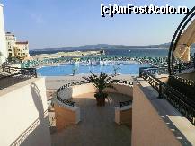 [P27] Vedere catre piscina si mare de pe scarile hotelului Marina Beach. » foto by Floria
 - 
<span class="allrVoted glyphicon glyphicon-heart hidden" id="av300941"></span>
<a class="m-l-10 hidden" id="sv300941" onclick="voting_Foto_DelVot(,300941,1618)" role="button">șterge vot <span class="glyphicon glyphicon-remove"></span></a>
<a id="v9300941" class=" c-red"  onclick="voting_Foto_SetVot(300941)" role="button"><span class="glyphicon glyphicon-heart-empty"></span> <b>LIKE</b> = Votează poza</a> <img class="hidden"  id="f300941W9" src="/imagini/loader.gif" border="0" /><span class="AjErrMes hidden" id="e300941ErM"></span>