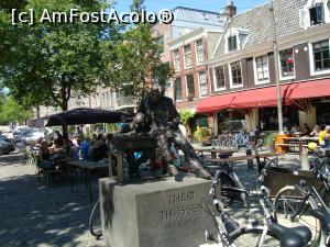 [P07] La un colt, pe Lindegracht descopar statuia lui Theo Thjssen, politician, scriitor si profesor olandez nascut in cartier... aici e si cafeneaua ce ii poarta numele.  » foto by mireille
 - 
<span class="allrVoted glyphicon glyphicon-heart hidden" id="av944667"></span>
<a class="m-l-10 hidden" id="sv944667" onclick="voting_Foto_DelVot(,944667,1639)" role="button">șterge vot <span class="glyphicon glyphicon-remove"></span></a>
<a id="v9944667" class=" c-red"  onclick="voting_Foto_SetVot(944667)" role="button"><span class="glyphicon glyphicon-heart-empty"></span> <b>LIKE</b> = Votează poza</a> <img class="hidden"  id="f944667W9" src="/imagini/loader.gif" border="0" /><span class="AjErrMes hidden" id="e944667ErM"></span>