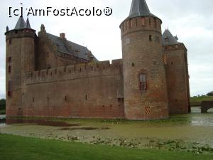 [P05] Vedere partială a castelului, înconjurat de ape, unde plutesc nuferii.  » foto by mireille
 - 
<span class="allrVoted glyphicon glyphicon-heart hidden" id="av1143563"></span>
<a class="m-l-10 hidden" id="sv1143563" onclick="voting_Foto_DelVot(,1143563,1639)" role="button">șterge vot <span class="glyphicon glyphicon-remove"></span></a>
<a id="v91143563" class=" c-red"  onclick="voting_Foto_SetVot(1143563)" role="button"><span class="glyphicon glyphicon-heart-empty"></span> <b>LIKE</b> = Votează poza</a> <img class="hidden"  id="f1143563W9" src="/imagini/loader.gif" border="0" /><span class="AjErrMes hidden" id="e1143563ErM"></span>