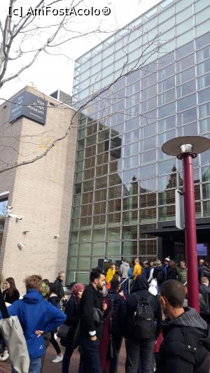 [P10] Muzeul Van Gogh si coada la bilete » foto by adrianbogdan
 - 
<span class="allrVoted glyphicon glyphicon-heart hidden" id="av1126618"></span>
<a class="m-l-10 hidden" id="sv1126618" onclick="voting_Foto_DelVot(,1126618,1639)" role="button">șterge vot <span class="glyphicon glyphicon-remove"></span></a>
<a id="v91126618" class=" c-red"  onclick="voting_Foto_SetVot(1126618)" role="button"><span class="glyphicon glyphicon-heart-empty"></span> <b>LIKE</b> = Votează poza</a> <img class="hidden"  id="f1126618W9" src="/imagini/loader.gif" border="0" /><span class="AjErrMes hidden" id="e1126618ErM"></span>