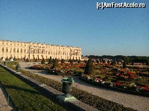 [P31] Palatul Versailles vazut din spate, flori sunt in gradina numai in zona palatului in restul parcului lipsesc florile.  » foto by ascomp*
 - 
<span class="allrVoted glyphicon glyphicon-heart hidden" id="av673989"></span>
<a class="m-l-10 hidden" id="sv673989" onclick="voting_Foto_DelVot(,673989,1684)" role="button">șterge vot <span class="glyphicon glyphicon-remove"></span></a>
<a id="v9673989" class=" c-red"  onclick="voting_Foto_SetVot(673989)" role="button"><span class="glyphicon glyphicon-heart-empty"></span> <b>LIKE</b> = Votează poza</a> <img class="hidden"  id="f673989W9" src="/imagini/loader.gif" border="0" /><span class="AjErrMes hidden" id="e673989ErM"></span>