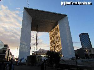 [P05] Marele arc, La Grande Arche de la Défense, inaugurat in 1989 cu ocazia bicentenarului de la Revolutia Franceza. 110 m, se poate urca sus in el cu un lift exterior.  » foto by ascomp*
 - 
<span class="allrVoted glyphicon glyphicon-heart hidden" id="av673963"></span>
<a class="m-l-10 hidden" id="sv673963" onclick="voting_Foto_DelVot(,673963,1684)" role="button">șterge vot <span class="glyphicon glyphicon-remove"></span></a>
<a id="v9673963" class=" c-red"  onclick="voting_Foto_SetVot(673963)" role="button"><span class="glyphicon glyphicon-heart-empty"></span> <b>LIKE</b> = Votează poza</a> <img class="hidden"  id="f673963W9" src="/imagini/loader.gif" border="0" /><span class="AjErrMes hidden" id="e673963ErM"></span>