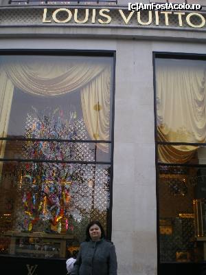 [P07] Champs-Elysees - Magazinul Louis Vuitton, foarte impresionant si merita vazut » foto by cristianam
 - 
<span class="allrVoted glyphicon glyphicon-heart hidden" id="av355813"></span>
<a class="m-l-10 hidden" id="sv355813" onclick="voting_Foto_DelVot(,355813,1684)" role="button">șterge vot <span class="glyphicon glyphicon-remove"></span></a>
<a id="v9355813" class=" c-red"  onclick="voting_Foto_SetVot(355813)" role="button"><span class="glyphicon glyphicon-heart-empty"></span> <b>LIKE</b> = Votează poza</a> <img class="hidden"  id="f355813W9" src="/imagini/loader.gif" border="0" /><span class="AjErrMes hidden" id="e355813ErM"></span>