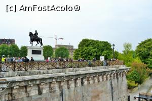 [P18] Pont Neuf, partea din mijloc de pe Ile de la Cite și statuia lui Henry IV » foto by AZE
 - 
<span class="allrVoted glyphicon glyphicon-heart hidden" id="av904974"></span>
<a class="m-l-10 hidden" id="sv904974" onclick="voting_Foto_DelVot(,904974,1684)" role="button">șterge vot <span class="glyphicon glyphicon-remove"></span></a>
<a id="v9904974" class=" c-red"  onclick="voting_Foto_SetVot(904974)" role="button"><span class="glyphicon glyphicon-heart-empty"></span> <b>LIKE</b> = Votează poza</a> <img class="hidden"  id="f904974W9" src="/imagini/loader.gif" border="0" /><span class="AjErrMes hidden" id="e904974ErM"></span>