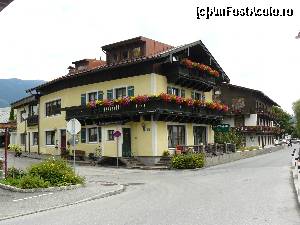 [P02] Kaprun, una dintre cele mai frumoase si renumite statiuni ale Europei, este situata la poalele ghetarului Kitzsteinhorn (3.203 m) si la doar 80 de km. distanta de Salzburg. Atmosfera tipic austriaca este ilustrata prin fiecare cladire, dar si prin traditionalismul localnicilor.  » foto by stellinna
 - 
<span class="allrVoted glyphicon glyphicon-heart hidden" id="av670784"></span>
<a class="m-l-10 hidden" id="sv670784" onclick="voting_Foto_DelVot(,670784,1732)" role="button">șterge vot <span class="glyphicon glyphicon-remove"></span></a>
<a id="v9670784" class=" c-red"  onclick="voting_Foto_SetVot(670784)" role="button"><span class="glyphicon glyphicon-heart-empty"></span> <b>LIKE</b> = Votează poza</a> <img class="hidden"  id="f670784W9" src="/imagini/loader.gif" border="0" /><span class="AjErrMes hidden" id="e670784ErM"></span>