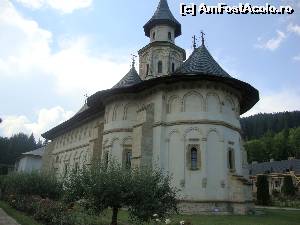 [P28] Mănăstirea Putna - Biserica cu hramul ”Adormirea Maicii Domnului”. Ne îndreptăm spre ieșirea din curtea lăcașului de cult.  » foto by Floryn81
 - 
<span class="allrVoted glyphicon glyphicon-heart hidden" id="av609424"></span>
<a class="m-l-10 hidden" id="sv609424" onclick="voting_Foto_DelVot(,609424,1781)" role="button">șterge vot <span class="glyphicon glyphicon-remove"></span></a>
<a id="v9609424" class=" c-red"  onclick="voting_Foto_SetVot(609424)" role="button"><span class="glyphicon glyphicon-heart-empty"></span> <b>LIKE</b> = Votează poza</a> <img class="hidden"  id="f609424W9" src="/imagini/loader.gif" border="0" /><span class="AjErrMes hidden" id="e609424ErM"></span>