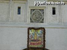 [P02] icoana si sculptura in piatra la intrarea in curtea manastirii » foto by cristi82d
 - 
<span class="allrVoted glyphicon glyphicon-heart hidden" id="av147201"></span>
<a class="m-l-10 hidden" id="sv147201" onclick="voting_Foto_DelVot(,147201,1781)" role="button">șterge vot <span class="glyphicon glyphicon-remove"></span></a>
<a id="v9147201" class=" c-red"  onclick="voting_Foto_SetVot(147201)" role="button"><span class="glyphicon glyphicon-heart-empty"></span> <b>LIKE</b> = Votează poza</a> <img class="hidden"  id="f147201W9" src="/imagini/loader.gif" border="0" /><span class="AjErrMes hidden" id="e147201ErM"></span>