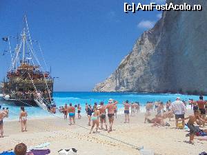 [P16] Pe plaja din Navagio, coborand de pe 'corabia piratilor', direct in valuri, ajutati de 'piratii de serviciu' » foto by Musata
 - 
<span class="allrVoted glyphicon glyphicon-heart hidden" id="av530181"></span>
<a class="m-l-10 hidden" id="sv530181" onclick="voting_Foto_DelVot(,530181,1787)" role="button">șterge vot <span class="glyphicon glyphicon-remove"></span></a>
<a id="v9530181" class=" c-red"  onclick="voting_Foto_SetVot(530181)" role="button"><span class="glyphicon glyphicon-heart-empty"></span> <b>LIKE</b> = Votează poza</a> <img class="hidden"  id="f530181W9" src="/imagini/loader.gif" border="0" /><span class="AjErrMes hidden" id="e530181ErM"></span>