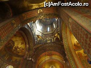 [P18] Interior din manastirea 'Curtea de arges' » foto by simon_niculae
 - 
<span class="allrVoted glyphicon glyphicon-heart hidden" id="av698060"></span>
<a class="m-l-10 hidden" id="sv698060" onclick="voting_Foto_DelVot(,698060,1790)" role="button">șterge vot <span class="glyphicon glyphicon-remove"></span></a>
<a id="v9698060" class=" c-red"  onclick="voting_Foto_SetVot(698060)" role="button"><span class="glyphicon glyphicon-heart-empty"></span> <b>LIKE</b> = Votează poza</a> <img class="hidden"  id="f698060W9" src="/imagini/loader.gif" border="0" /><span class="AjErrMes hidden" id="e698060ErM"></span>