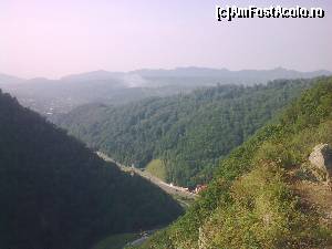 [P14] Şoseaua ce coboară de la lacul şi barajul Vidraru văzută de la Cetatea Poienari, com. Căpăţânenii Pământeni, jud. Argeş (lângă Lacul Vidraru).  » foto by traian.leuca †
 - 
<span class="allrVoted glyphicon glyphicon-heart hidden" id="av503308"></span>
<a class="m-l-10 hidden" id="sv503308" onclick="voting_Foto_DelVot(,503308,1790)" role="button">șterge vot <span class="glyphicon glyphicon-remove"></span></a>
<a id="v9503308" class=" c-red"  onclick="voting_Foto_SetVot(503308)" role="button"><span class="glyphicon glyphicon-heart-empty"></span> <b>LIKE</b> = Votează poza</a> <img class="hidden"  id="f503308W9" src="/imagini/loader.gif" border="0" /><span class="AjErrMes hidden" id="e503308ErM"></span>