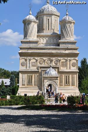 [P09] Manastirea Curtea de Arges » foto by andreea_c
 - 
<span class="allrVoted glyphicon glyphicon-heart hidden" id="av570476"></span>
<a class="m-l-10 hidden" id="sv570476" onclick="voting_Foto_DelVot(,570476,1790)" role="button">șterge vot <span class="glyphicon glyphicon-remove"></span></a>
<a id="v9570476" class=" c-red"  onclick="voting_Foto_SetVot(570476)" role="button"><span class="glyphicon glyphicon-heart-empty"></span> <b>LIKE</b> = Votează poza</a> <img class="hidden"  id="f570476W9" src="/imagini/loader.gif" border="0" /><span class="AjErrMes hidden" id="e570476ErM"></span>