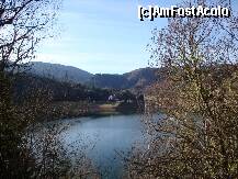 [P37] Toamna deschide o fereastră pe Transfăgărășan spre a putea privi către Cabana Cumpăna, pe partea cealaltă a lacului.Vara, frunzișul nu îngăduie o astfel de priveliște. » foto by mariana.olaru
 - 
<span class="allrVoted glyphicon glyphicon-heart hidden" id="av162723"></span>
<a class="m-l-10 hidden" id="sv162723" onclick="voting_Foto_DelVot(,162723,1790)" role="button">șterge vot <span class="glyphicon glyphicon-remove"></span></a>
<a id="v9162723" class=" c-red"  onclick="voting_Foto_SetVot(162723)" role="button"><span class="glyphicon glyphicon-heart-empty"></span> <b>LIKE</b> = Votează poza</a> <img class="hidden"  id="f162723W9" src="/imagini/loader.gif" border="0" /><span class="AjErrMes hidden" id="e162723ErM"></span>