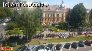 [P25] Imagine de la fereastra camerei în care am stat: un moment de la sărbătoarea Tricolorului, cu o mică paradă militară.  » foto by Costi
 - 
<span class="allrVoted glyphicon glyphicon-heart hidden" id="av876782"></span>
<a class="m-l-10 hidden" id="sv876782" onclick="voting_Foto_DelVot(,876782,1830)" role="button">șterge vot <span class="glyphicon glyphicon-remove"></span></a>
<a id="v9876782" class=" c-red"  onclick="voting_Foto_SetVot(876782)" role="button"><span class="glyphicon glyphicon-heart-empty"></span> <b>LIKE</b> = Votează poza</a> <img class="hidden"  id="f876782W9" src="/imagini/loader.gif" border="0" /><span class="AjErrMes hidden" id="e876782ErM"></span>