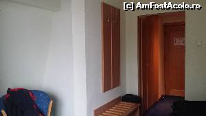 P09 [MAR-2015] Hotel Belvedere, Predeal - camera nr. 322 - holul, dulapul, cuierul, suportul de bagaje