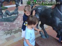 [P07] copiii s-ar fi urcat pe calul de metal! » foto by alinamitru
 - 
<span class="allrVoted glyphicon glyphicon-heart hidden" id="av94230"></span>
<a class="m-l-10 hidden" id="sv94230" onclick="voting_Foto_DelVot(,94230,1935)" role="button">șterge vot <span class="glyphicon glyphicon-remove"></span></a>
<a id="v994230" class=" c-red"  onclick="voting_Foto_SetVot(94230)" role="button"><span class="glyphicon glyphicon-heart-empty"></span> <b>LIKE</b> = Votează poza</a> <img class="hidden"  id="f94230W9" src="/imagini/loader.gif" border="0" /><span class="AjErrMes hidden" id="e94230ErM"></span>