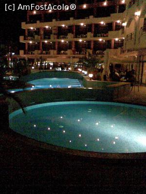 [P15] În prim plan, piscina copiilor. În fundal, piscina, pool-bar-ul și hotelul, din altă direcție » foto by puiutea
 - 
<span class="allrVoted glyphicon glyphicon-heart hidden" id="av785134"></span>
<a class="m-l-10 hidden" id="sv785134" onclick="voting_Foto_DelVot(,785134,1943)" role="button">șterge vot <span class="glyphicon glyphicon-remove"></span></a>
<a id="v9785134" class=" c-red"  onclick="voting_Foto_SetVot(785134)" role="button"><span class="glyphicon glyphicon-heart-empty"></span> <b>LIKE</b> = Votează poza</a> <img class="hidden"  id="f785134W9" src="/imagini/loader.gif" border="0" /><span class="AjErrMes hidden" id="e785134ErM"></span>