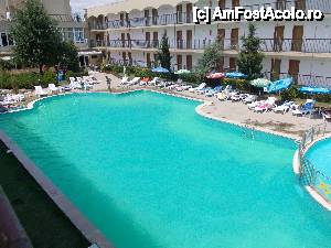 [P04] Piscina hotelului, pana la ora 6 se putea face baie. nu se mergea cu lasatul prospului pe sezlong de seara, se gaseau de regula suficiente sezlonguri iar dc nu marea era f. aproape » foto by c_marika22
 - 
<span class="allrVoted glyphicon glyphicon-heart hidden" id="av438346"></span>
<a class="m-l-10 hidden" id="sv438346" onclick="voting_Foto_DelVot(,438346,1952)" role="button">șterge vot <span class="glyphicon glyphicon-remove"></span></a>
<a id="v9438346" class=" c-red"  onclick="voting_Foto_SetVot(438346)" role="button"><span class="glyphicon glyphicon-heart-empty"></span> <b>LIKE</b> = Votează poza</a> <img class="hidden"  id="f438346W9" src="/imagini/loader.gif" border="0" /><span class="AjErrMes hidden" id="e438346ErM"></span>