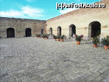[P30] Castelul Montjuic - curtea interioara cu restaurantul. In poze mai vechi ..erau si aici niste piese de artilerie. Probabil ca le-au mutat in alta parte. » foto by TraianS
 - 
<span class="allrVoted glyphicon glyphicon-heart hidden" id="av291300"></span>
<a class="m-l-10 hidden" id="sv291300" onclick="voting_Foto_DelVot(,291300,1999)" role="button">șterge vot <span class="glyphicon glyphicon-remove"></span></a>
<a id="v9291300" class=" c-red"  onclick="voting_Foto_SetVot(291300)" role="button"><span class="glyphicon glyphicon-heart-empty"></span> <b>LIKE</b> = Votează poza</a> <img class="hidden"  id="f291300W9" src="/imagini/loader.gif" border="0" /><span class="AjErrMes hidden" id="e291300ErM"></span>