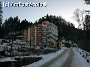 P01 [DEC-2016] Hotelul Dobru, văzut de pe podul peste Râul Slănic