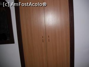 [P04] Dulapul cu 8 umerașe, pături și uscătorul de păr. Alături e oglinda.  » foto by Zoazore
 - 
<span class="allrVoted glyphicon glyphicon-heart hidden" id="av842323"></span>
<a class="m-l-10 hidden" id="sv842323" onclick="voting_Foto_DelVot(,842323,2010)" role="button">șterge vot <span class="glyphicon glyphicon-remove"></span></a>
<a id="v9842323" class=" c-red"  onclick="voting_Foto_SetVot(842323)" role="button"><span class="glyphicon glyphicon-heart-empty"></span> <b>LIKE</b> = Votează poza</a> <img class="hidden"  id="f842323W9" src="/imagini/loader.gif" border="0" /><span class="AjErrMes hidden" id="e842323ErM"></span>
