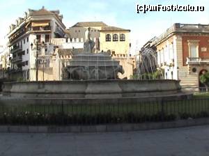 [P12] Puerta de Jerez, important nod de transport, cu Fuente de Sevilla sau de Hispalis (numele roman al oraşului) iar în dreapta Palacio de Yanduri, datând de la începutul sec. XX » foto by Carmen Ion
 - 
<span class="allrVoted glyphicon glyphicon-heart hidden" id="av608904"></span>
<a class="m-l-10 hidden" id="sv608904" onclick="voting_Foto_DelVot(,608904,2251)" role="button">șterge vot <span class="glyphicon glyphicon-remove"></span></a>
<a id="v9608904" class=" c-red"  onclick="voting_Foto_SetVot(608904)" role="button"><span class="glyphicon glyphicon-heart-empty"></span> <b>LIKE</b> = Votează poza</a> <img class="hidden"  id="f608904W9" src="/imagini/loader.gif" border="0" /><span class="AjErrMes hidden" id="e608904ErM"></span>