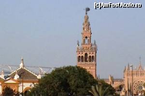 [P04] Giralda - turnul cu giruetă al catedralei, fotografiat de pe celălalt mal al Guadalquivirului, din cartierul Triana » foto by Carmen Ion
 - 
<span class="allrVoted glyphicon glyphicon-heart hidden" id="av608896"></span>
<a class="m-l-10 hidden" id="sv608896" onclick="voting_Foto_DelVot(,608896,2251)" role="button">șterge vot <span class="glyphicon glyphicon-remove"></span></a>
<a id="v9608896" class=" c-red"  onclick="voting_Foto_SetVot(608896)" role="button"><span class="glyphicon glyphicon-heart-empty"></span> <b>LIKE</b> = Votează poza</a> <img class="hidden"  id="f608896W9" src="/imagini/loader.gif" border="0" /><span class="AjErrMes hidden" id="e608896ErM"></span>